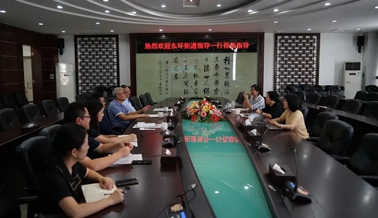 番禺區(qū)東環(huán)街黨工委副書(shū)記、街道辦事處主任何柳青一行到白云山潘高壽暖企走訪.jpg